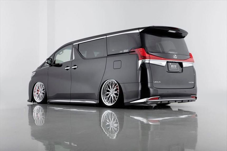 Japanese shop can turn your Toyota Alphard into a Lexus LM image