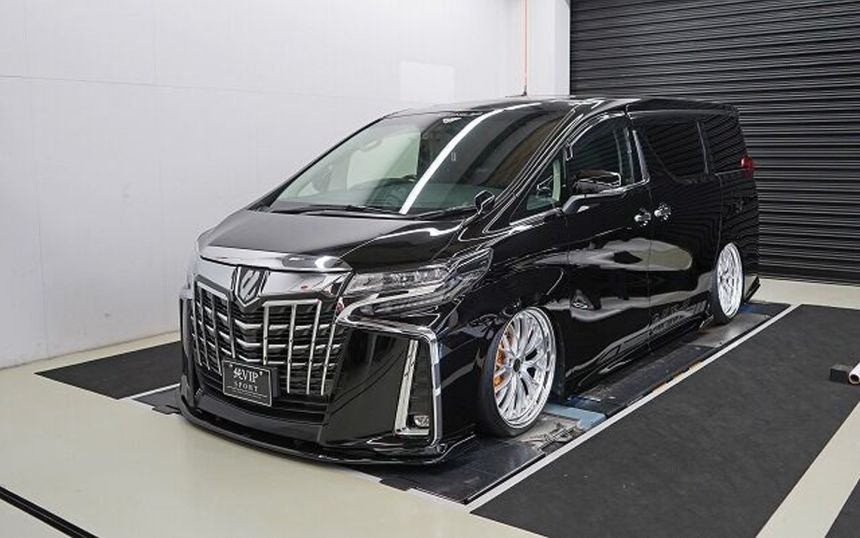 Japanese shop can turn your Toyota Alphard into a Lexus LM image