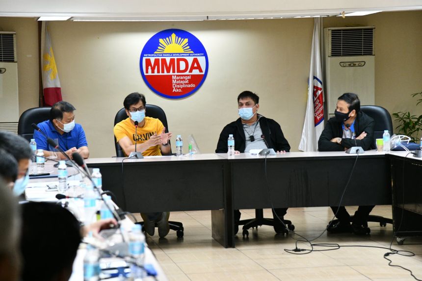MMDA to DPWH: Fix streets lights on major Metro Manila roads image