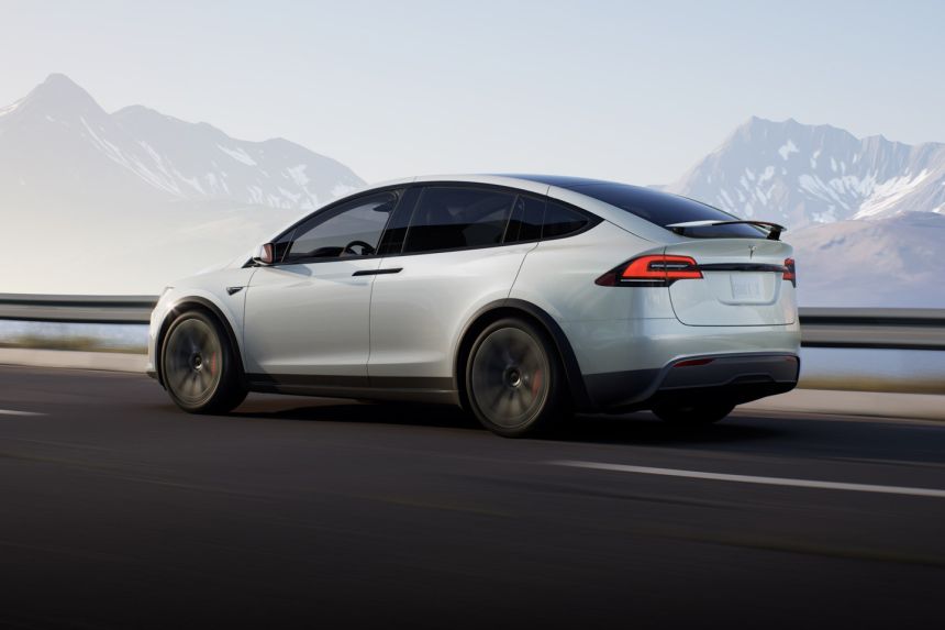 Refreshed Tesla Model S, X now has a TV instead of a tablet image