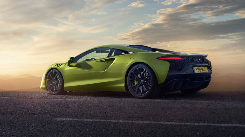 680 HP McLaren Artura is a plug-in hybrid with no reverse gear image