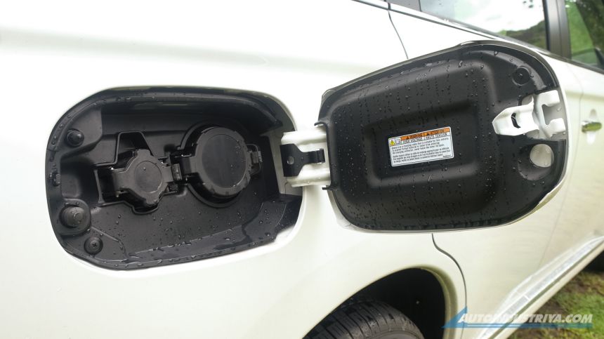 2020 Mitsubishi Outlander PHEV Twin Motor 4WD image