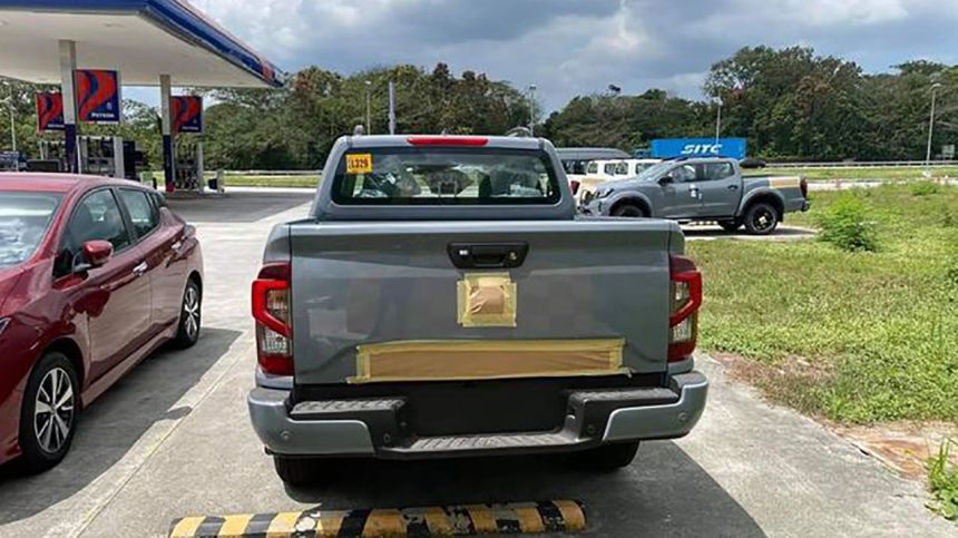 2021 Nissan Navara spied image