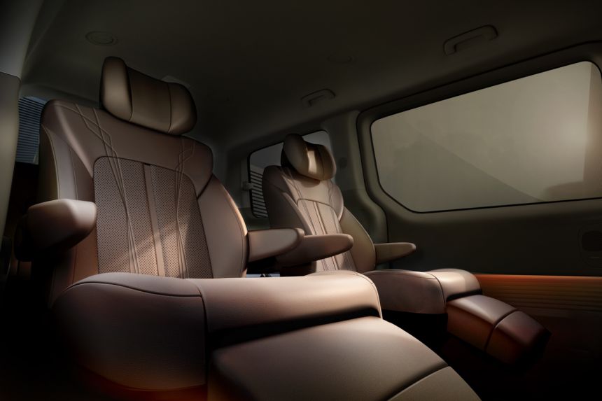 This is your first (official) look at the next-gen Hyundai Starex image