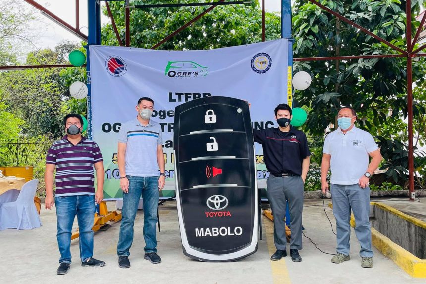 You can now hitch a ride on a Toyota Hiace taxi in Cebu image