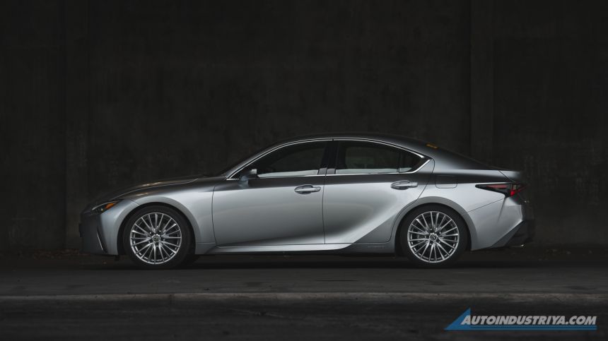 2021 Lexus IS 300h Premiere image