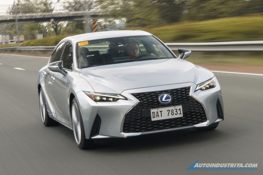 2021 Lexus IS 300h Premiere image