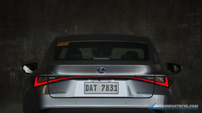 2021 Lexus IS 300h Premiere image