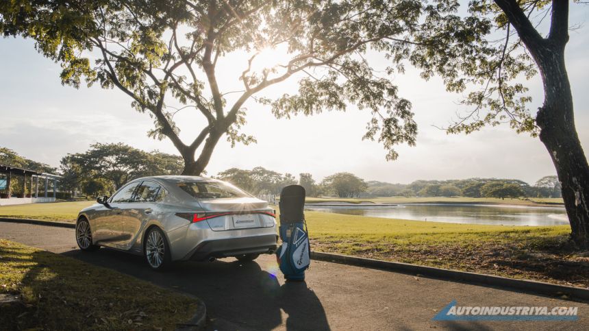 2021 Lexus IS 300h Premiere image