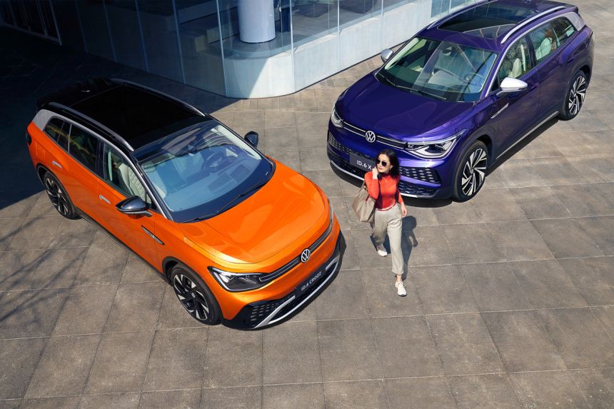 Go on a family roadtrip in the 2022 Volkswagen ID.6 three-row EV image