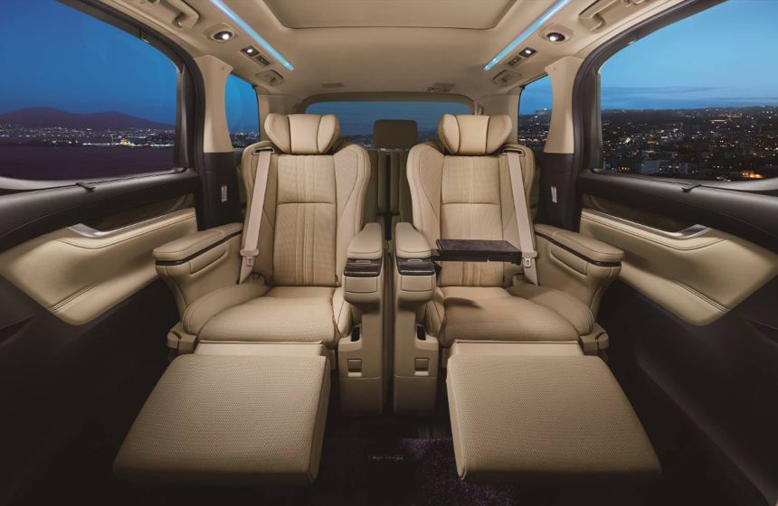 After crossover, Toyota Crown evolves into a luxury minivan image