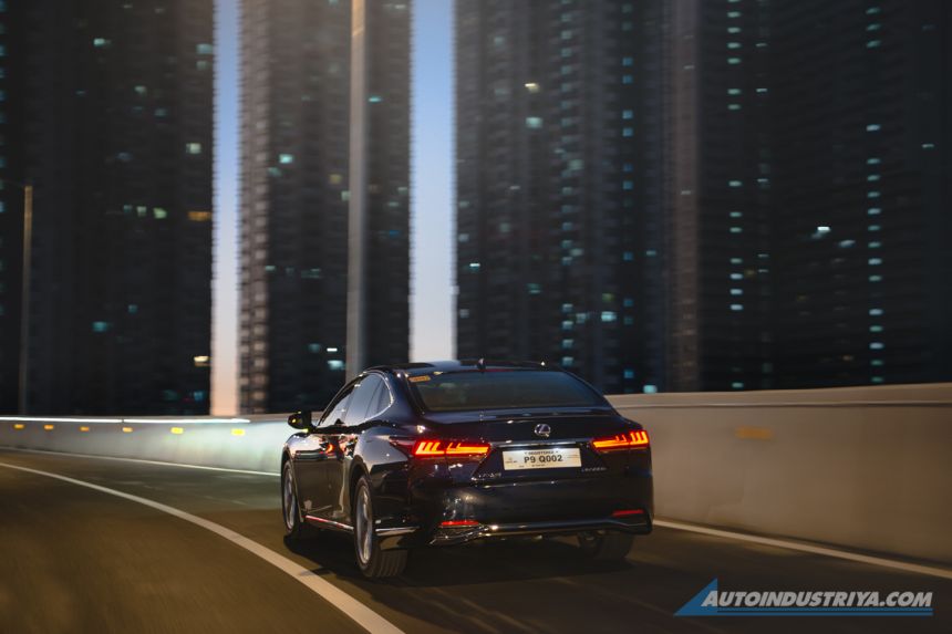 2021 Lexus LS 500h Premier image