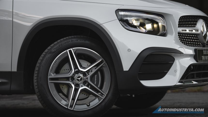 2021 Mercedes-Benz GLB200 AMG Line image
