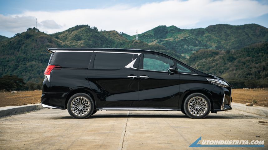 Lexus LM sales image