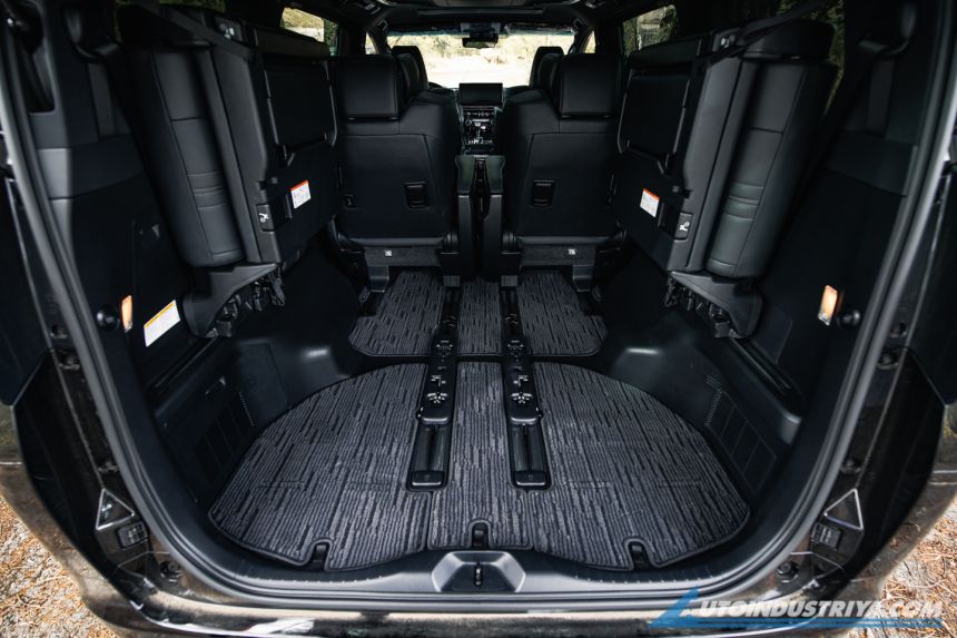 2021 Lexus LM 350 7-Seater image