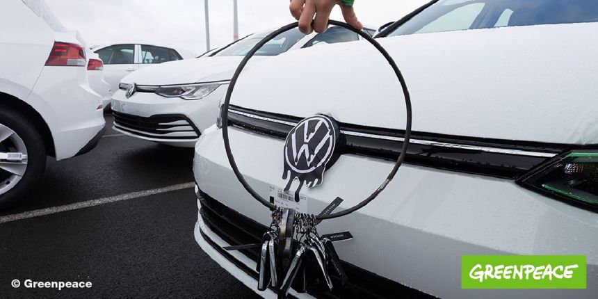Greenpeace activists steals keys to over 1,000 VW vehicles image