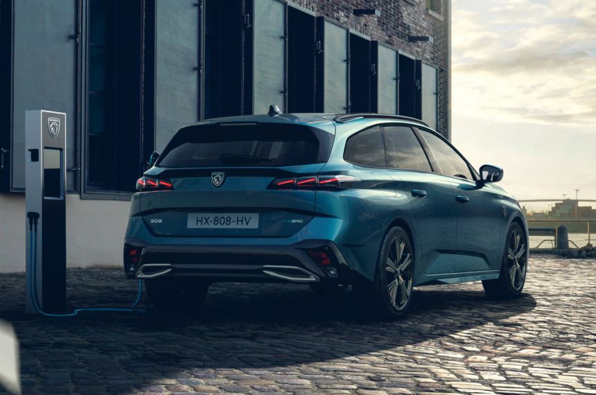 2022 Peugeot 308 SW: Can station wagons be sexy? image