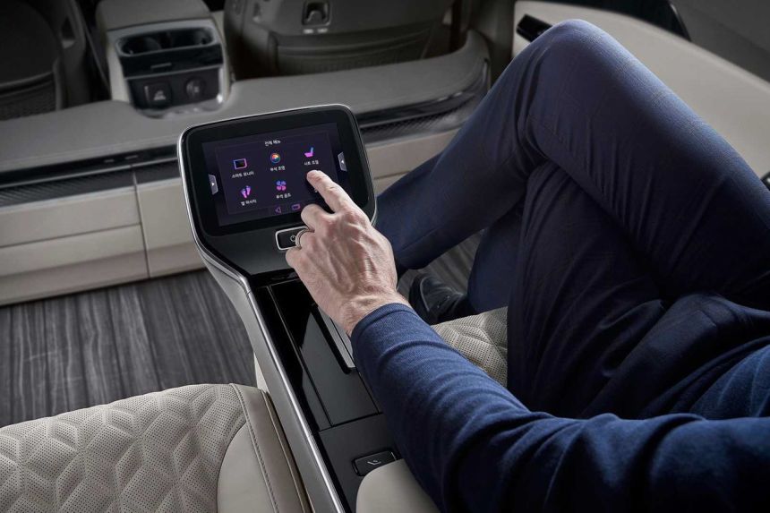 This 4-seat Kia Carnival wants to challenge Lexus LM image