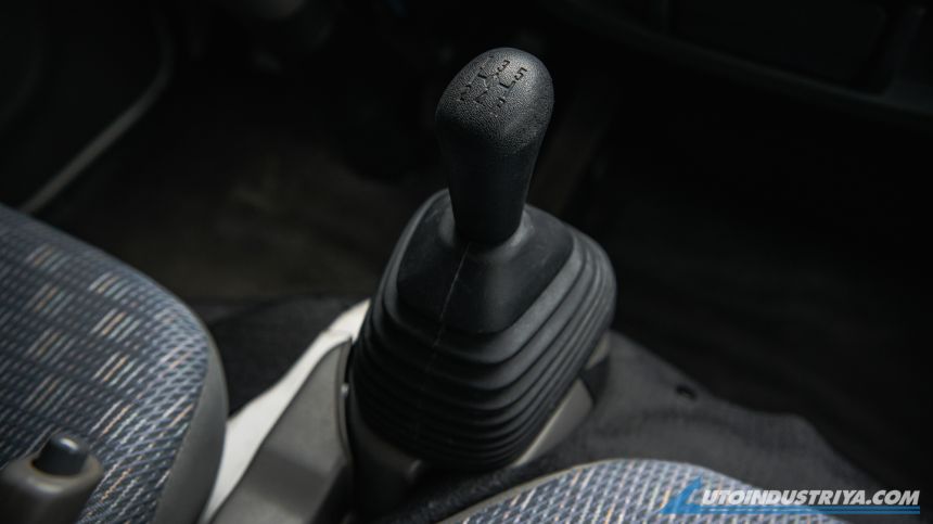 LCV Review: Isuzu Traviz L Utility Van 2.5L image