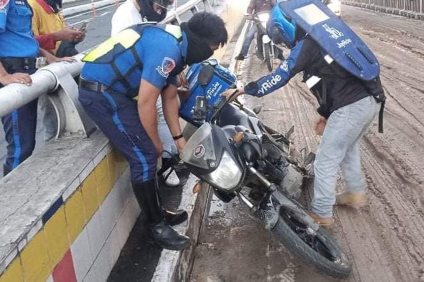 Someone seems to be intentionally dumping mud along EDSA image