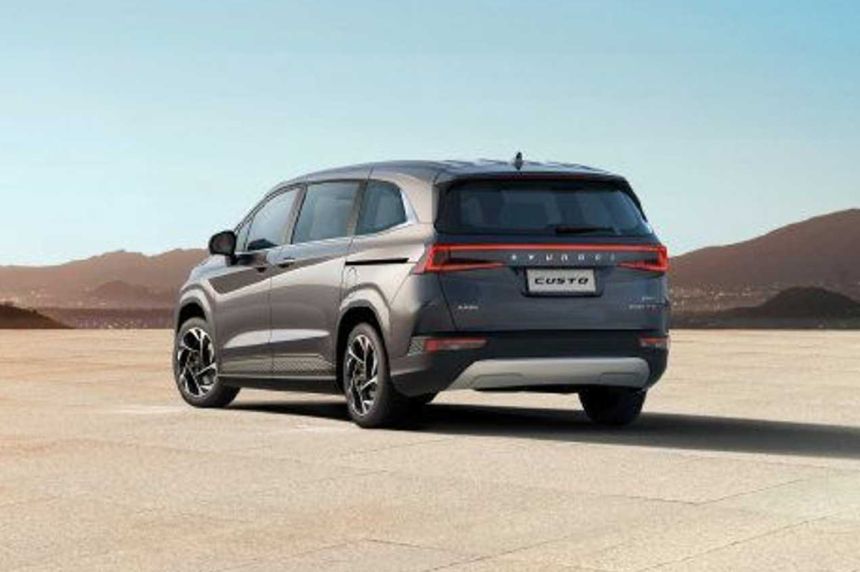 Hyundai gives us a better look at 2022 Custo minivan image