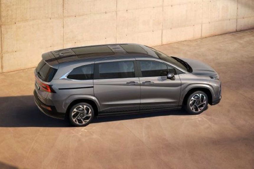Hyundai gives us a better look at 2022 Custo minivan image