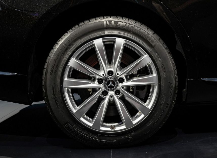 This is the armored Mercedes-Benz S-Class Guard with AWD image