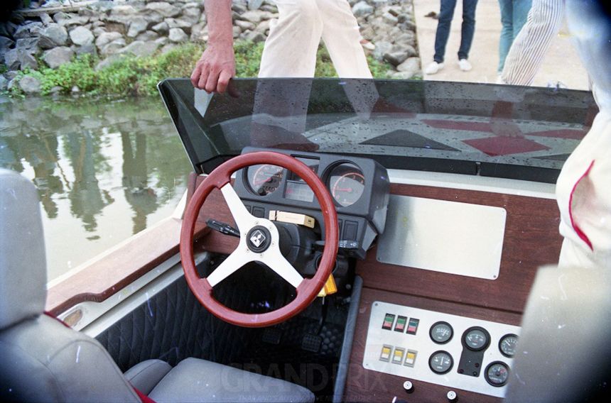 El Lago: When Mitsubishi built an amphibious Pajero image