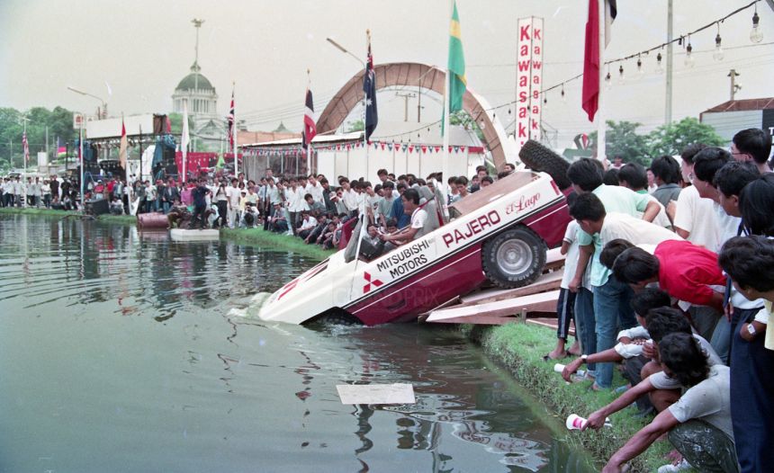 Mitsubishi Pajero boat image