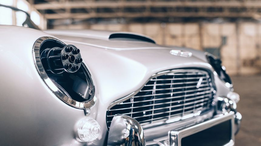 James Bond Jr.: Mini Aston Martin DB5 has working gadgets image