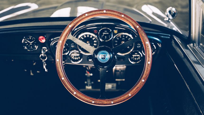 James Bond Jr.: Mini Aston Martin DB5 has working gadgets image