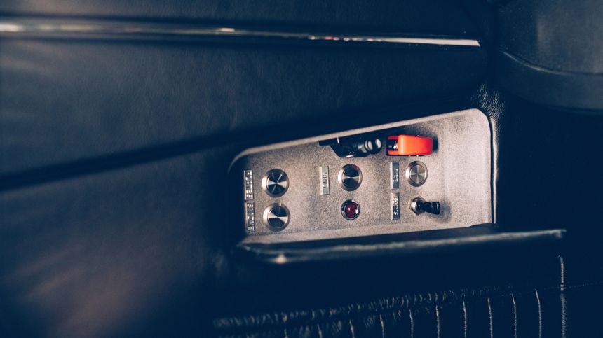 James Bond Jr.: Mini Aston Martin DB5 has working gadgets image