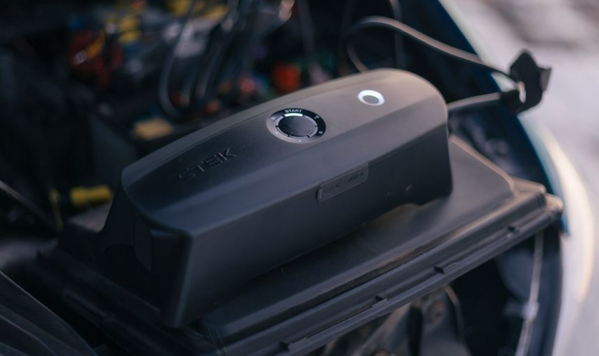 HOLD Never run on low battery with CTEK Adaptive Charging Technology image