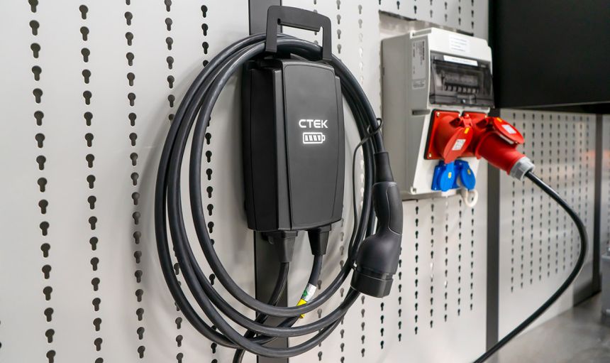HOLD Never run on low battery with CTEK Adaptive Charging Technology image