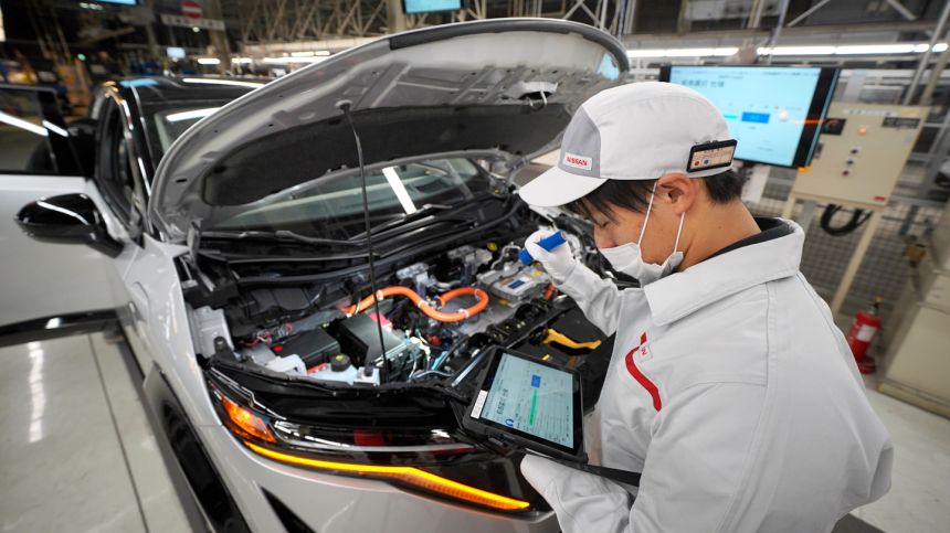 Robots replace humans at new Nissan Intelligent Factory image