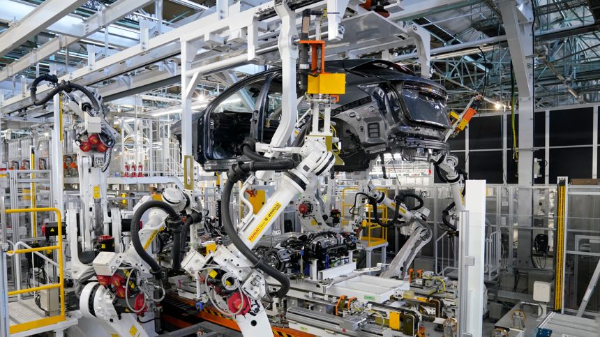 Robots replace humans at new Nissan Intelligent Factory image