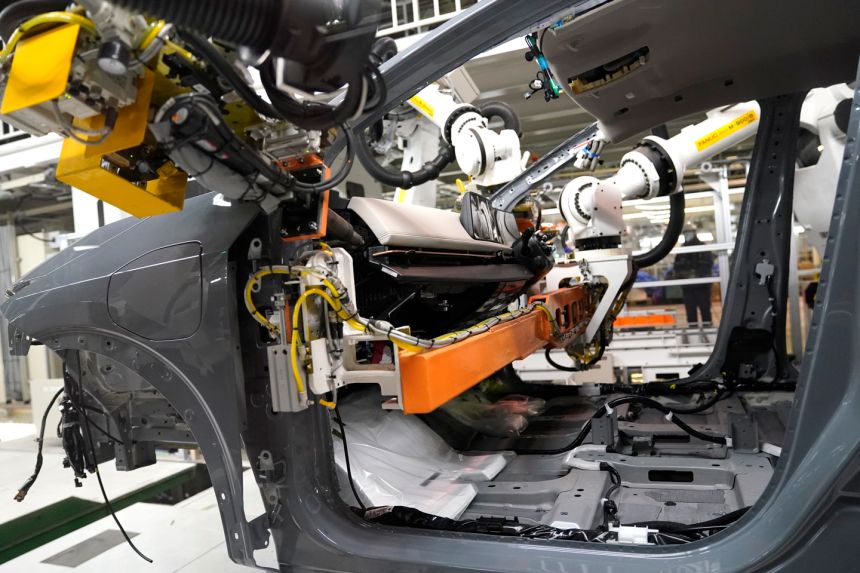 Robots replace humans at new Nissan Intelligent Factory image