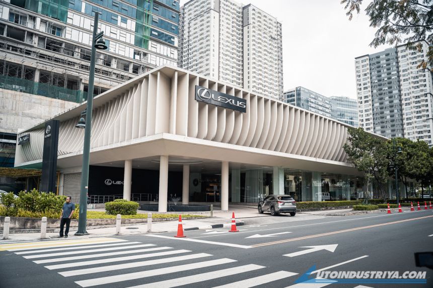 BGC is the Car Window Shopping Hub of Metro Manila image