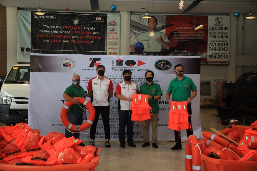 Toyota Q. Ave, Valenzuela donate rescue equipment to PH army image