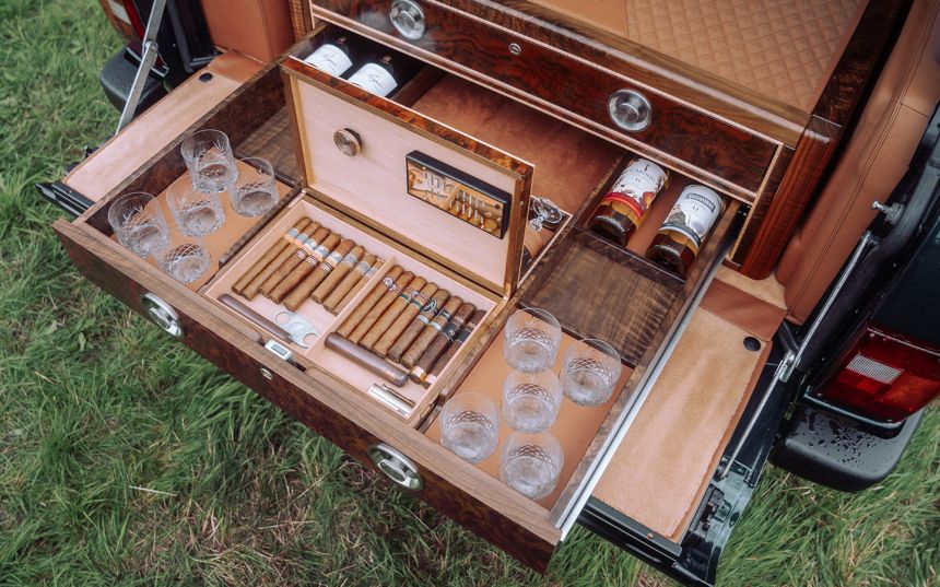 Overfinch will sell you a &ldquo;new&rdquo; 1993 Range Rover with 435 HP V8 image