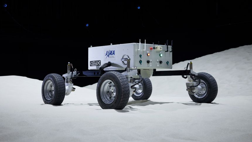 Nissan wants to go to the moon with 4WD lunar rover image
