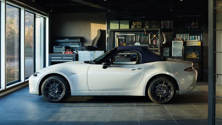 Special edition Mazda Miata only weighs 990kg image