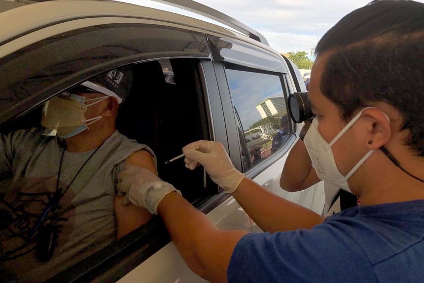 Manila opens Luneta drive-thru vaccination to everyone image