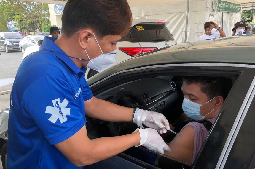 Manila opens Luneta drive-thru vaccination to everyone image