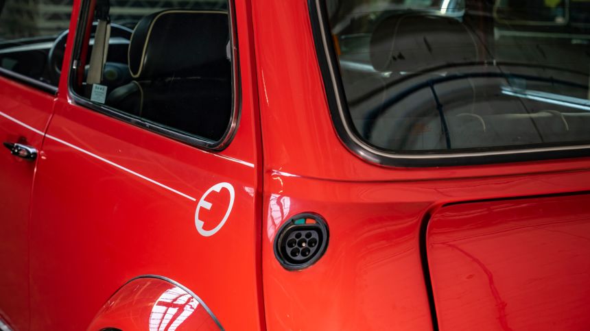 Mini &ldquo;Recharged&rdquo; program turns classic models into EVs image