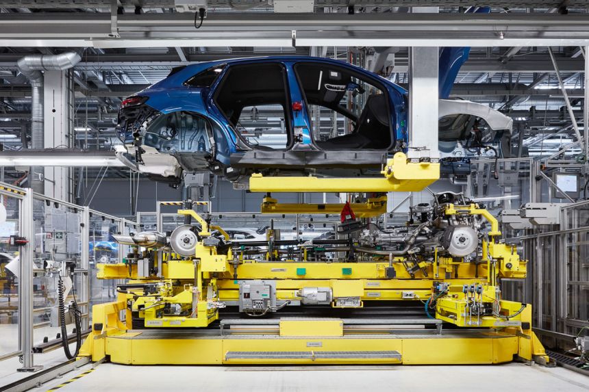 Porsche halts Macan, Panamera output due to UKR-RUS conflict image