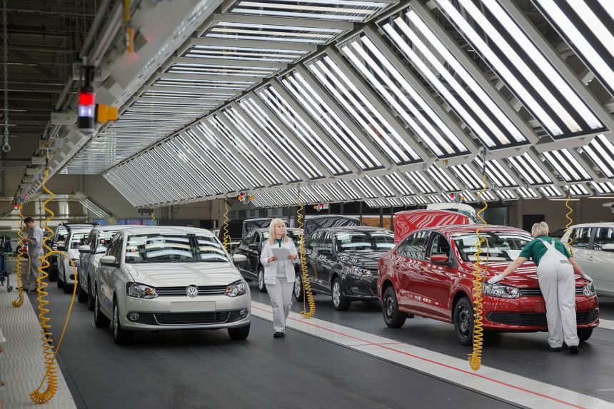 What automotive manufacturers have pulled out of Russia? image