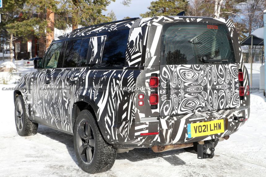 Three-row Land Rover Defender caught in the wild image