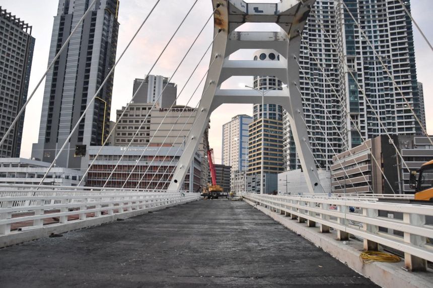 DPWH ramps up work on Binondo-Intramuros Bridge for Holy Week image