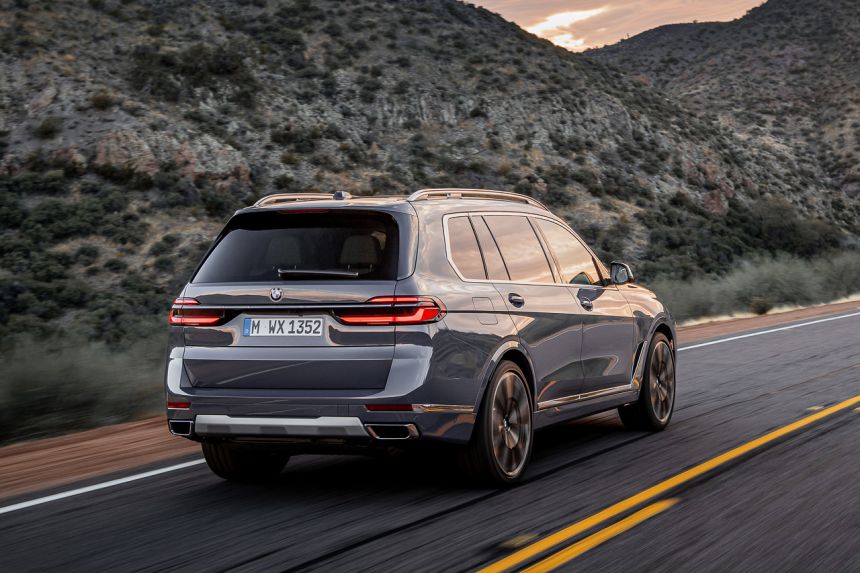 Do you like the face of the 2023 BMW X7? image